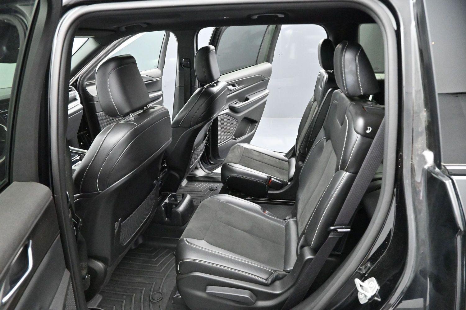 Used 2023 Diamond Black Crystal Pearlcoat Jeep Altitude image 27