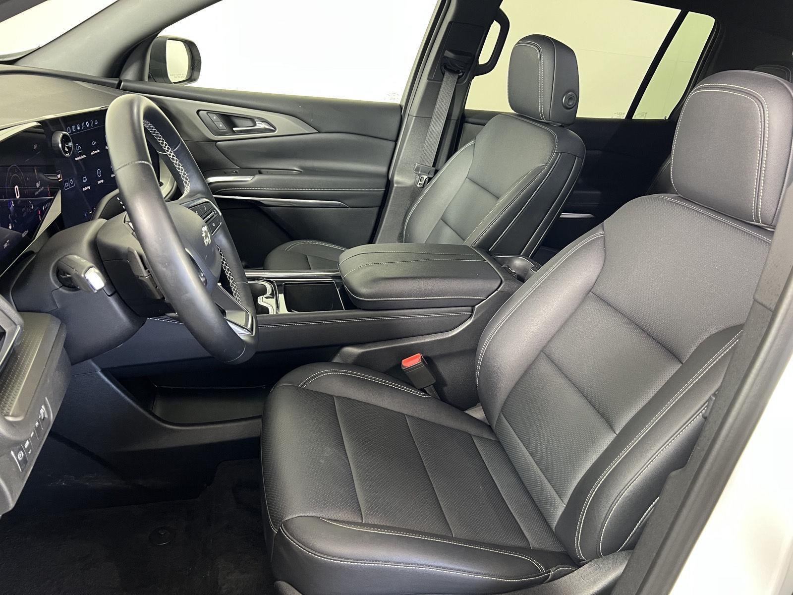Used 2025 Summit White Chevrolet LT image 4