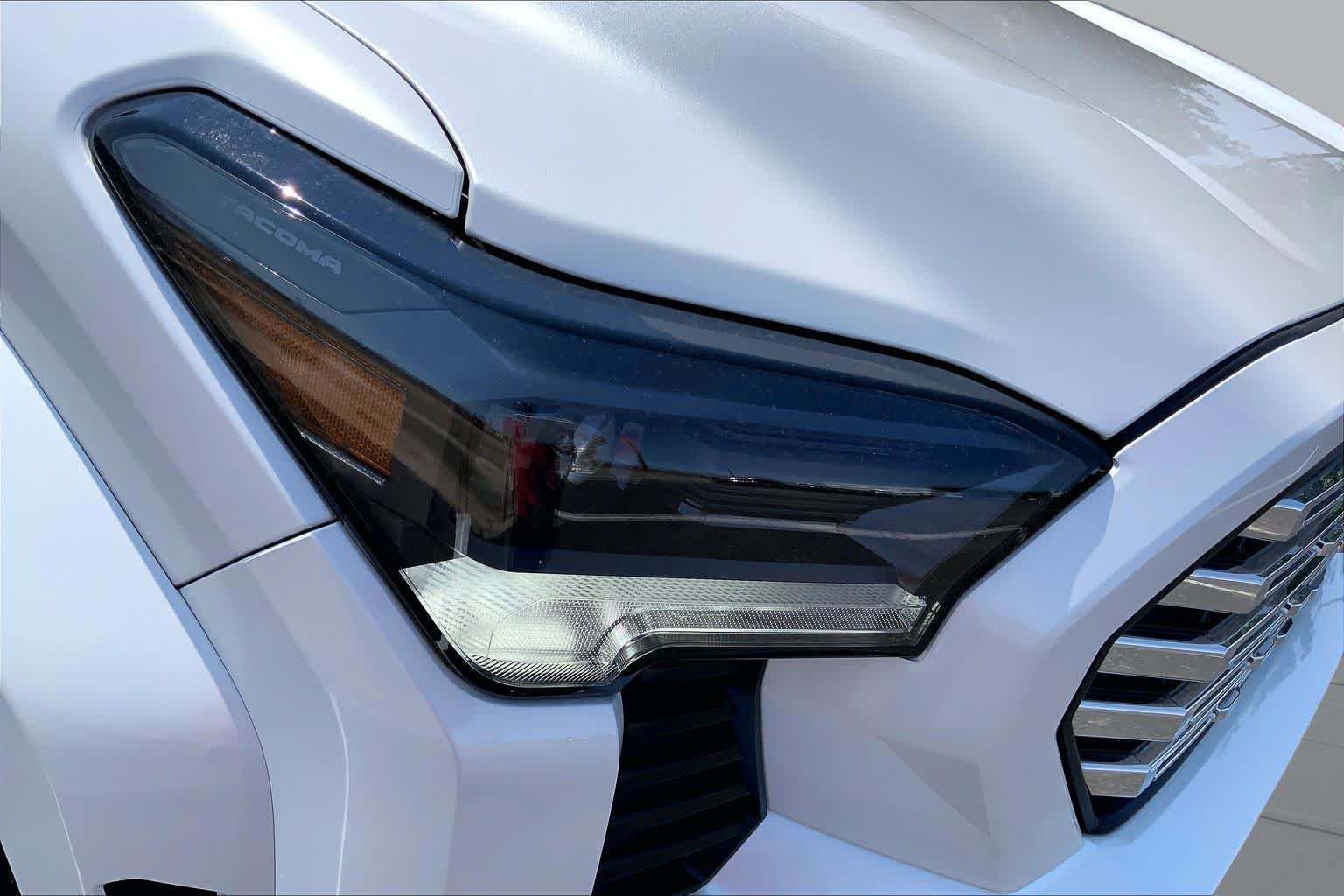 Used 2025 Wind Chill Pearl Toyota Limited image 24