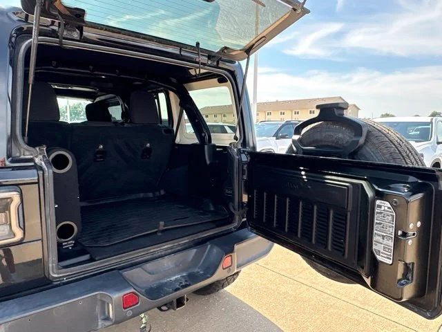 Used 2019  Jeep Sahara image 33