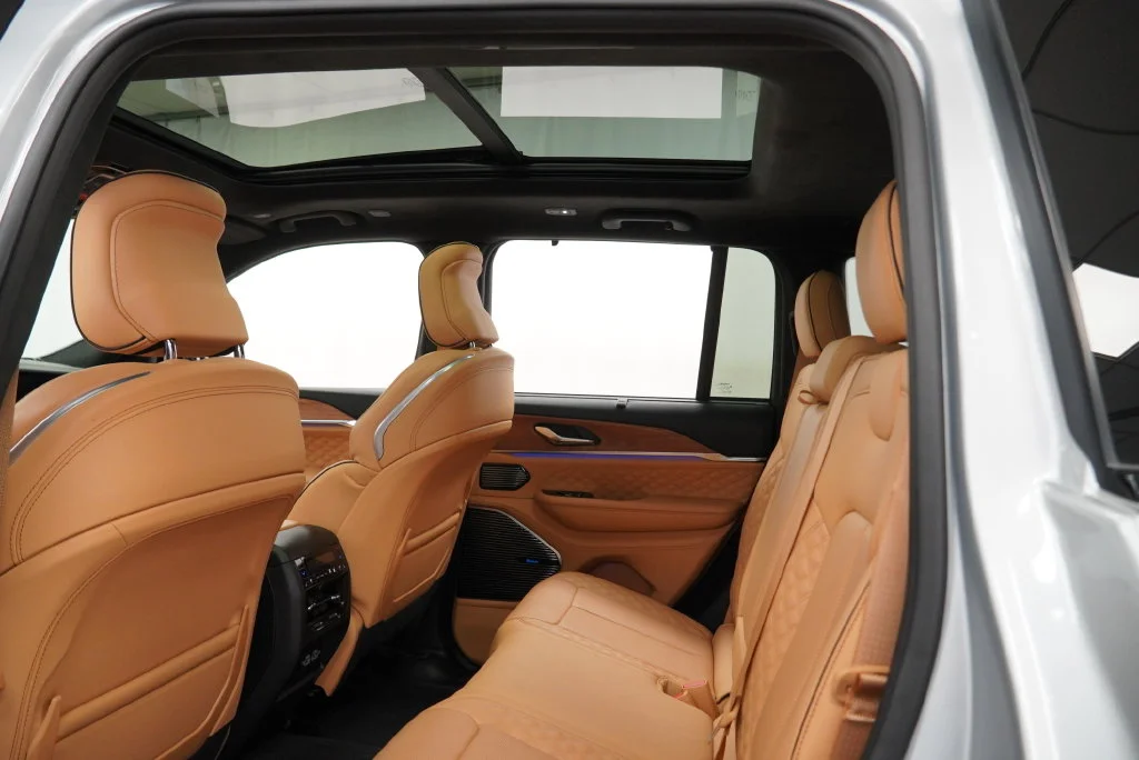 Used 2025 Silver Jeep Summit Reserve image 4