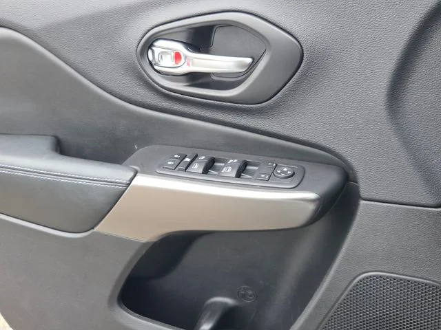 Used 2021 White Jeep Latitude Plus image 20