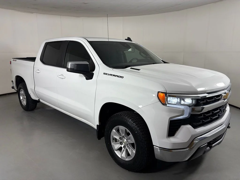 Used 2022 White Chevrolet LT image 2