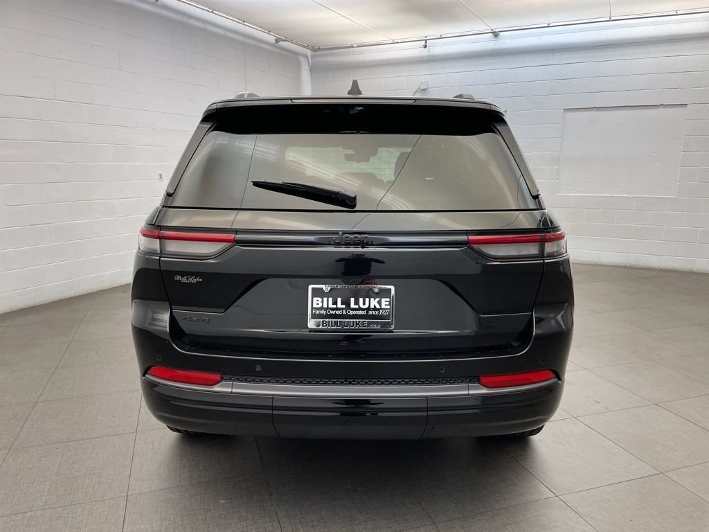 New 2026 Diamond Black Crystal Pearl-Coat Exterior Paint Jeep Limited Reserve image 4
