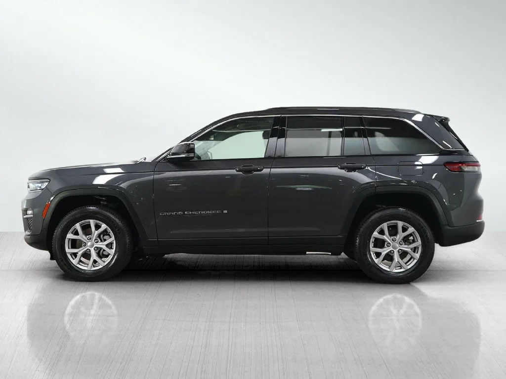 Used 2022 Jeep Grand Cherokee Limited with VIN 1C4RJHBGXN8528067 for sale in Burnsville, Minnesota