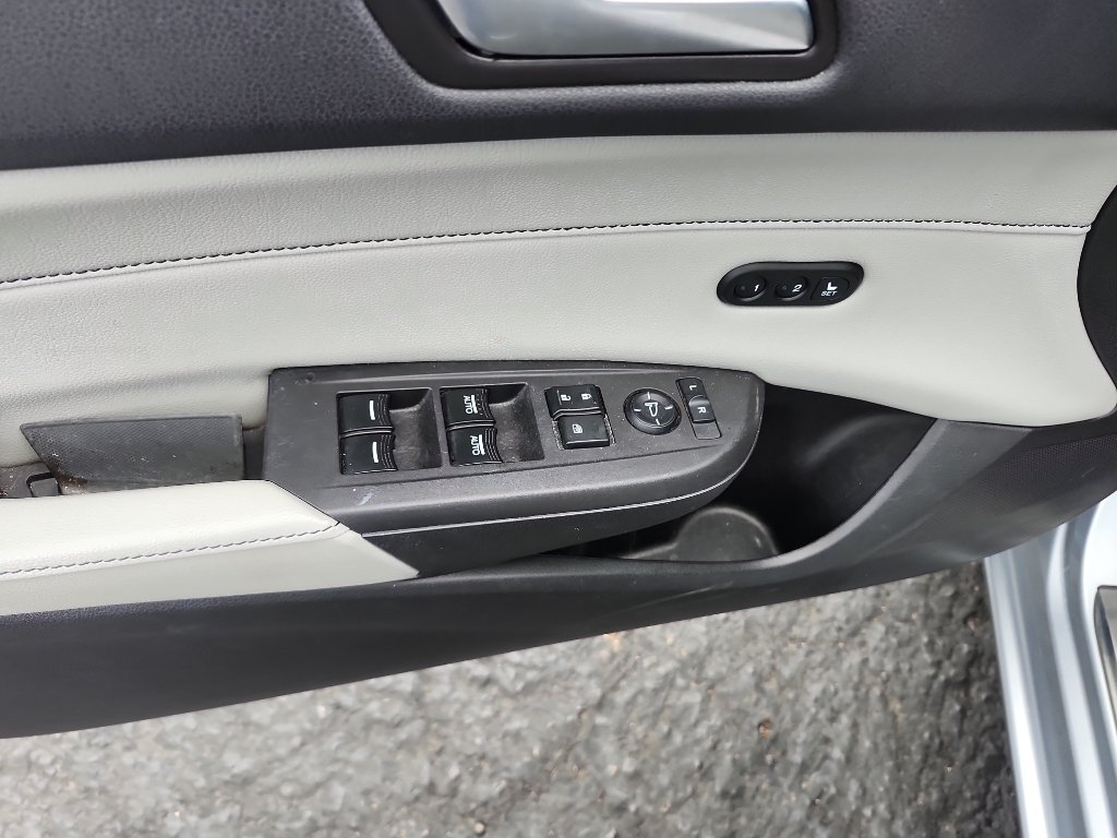 Used 2020 Lunar Silver Metallic Acura w/Technology Pkg image 16