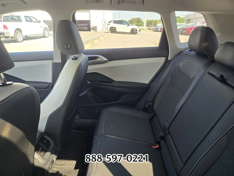 Used 2025  Volkswagen 1.5T SE image 3