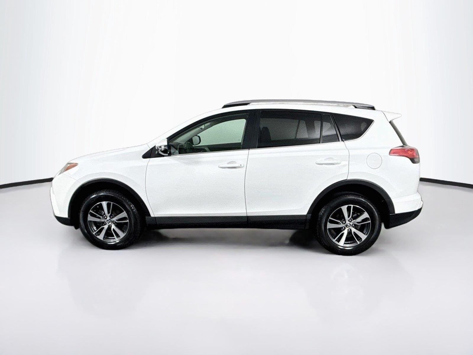 Used 2018 Super White Toyota XLE image 12