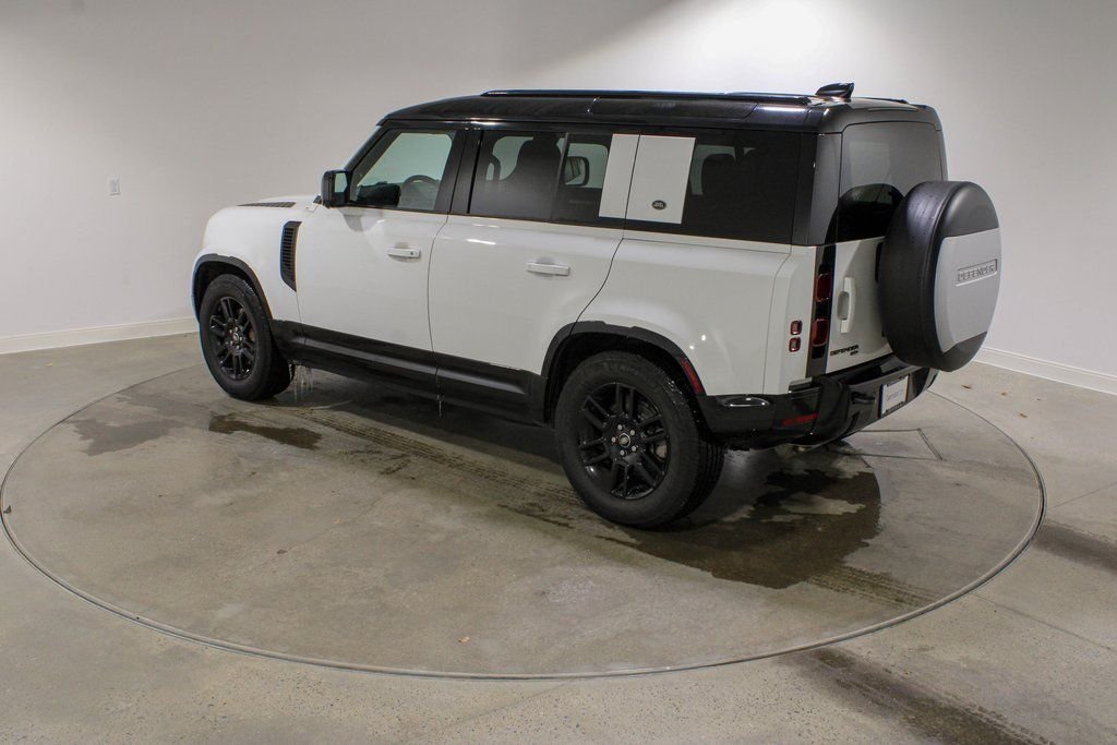 Used 2022 Fuji White Land Rover X-Dynamic SE image 3
