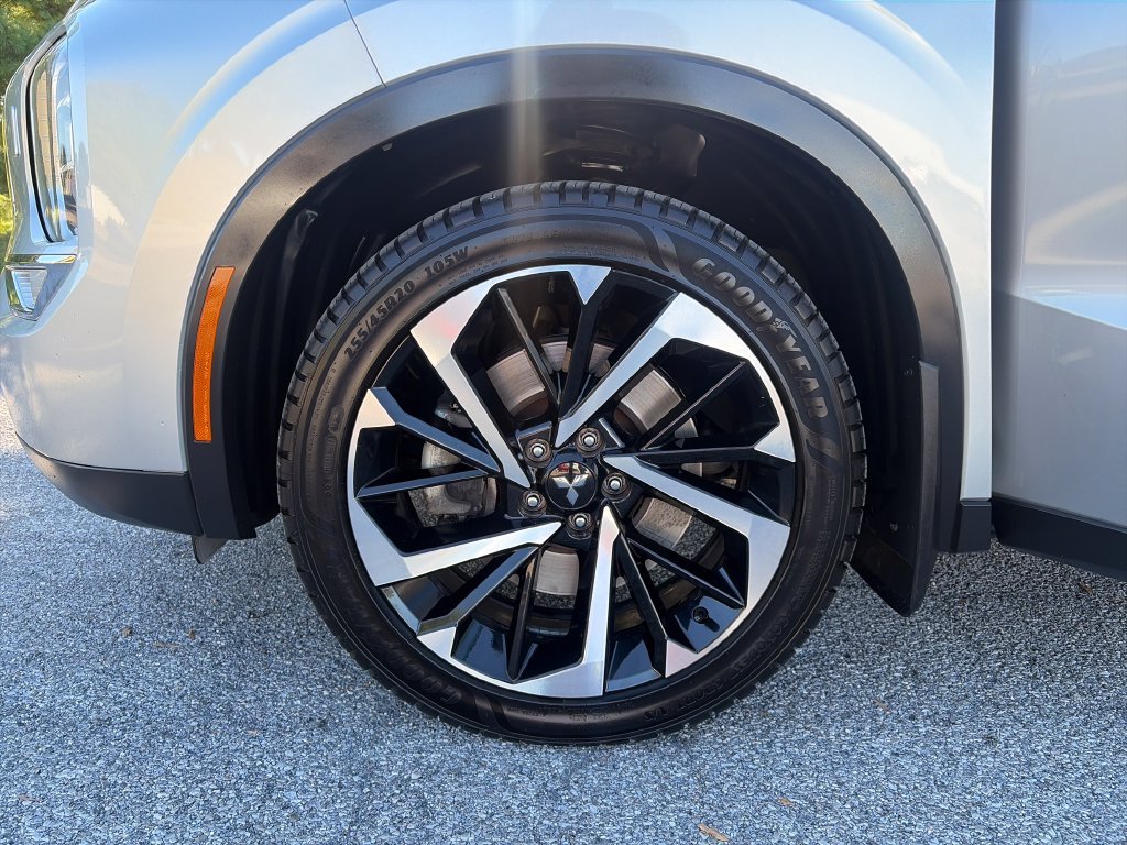 Used 2022 Silver Mitsubishi SE image 26