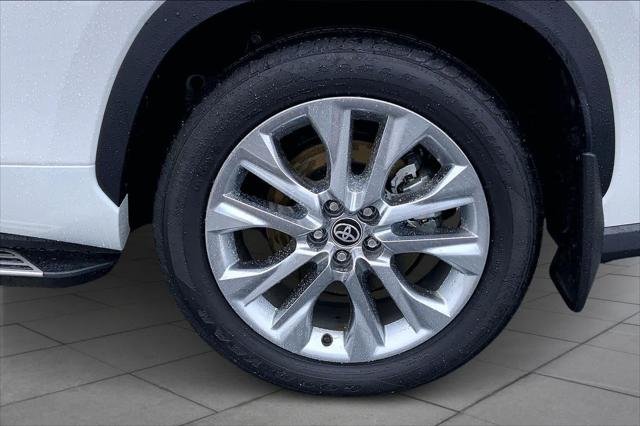 Certified Used 2025 WIND CHILL PEARL Toyota  image 11