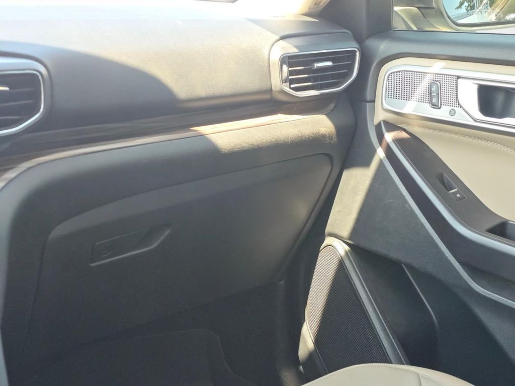 Used 2020 White Ford Limited image 16