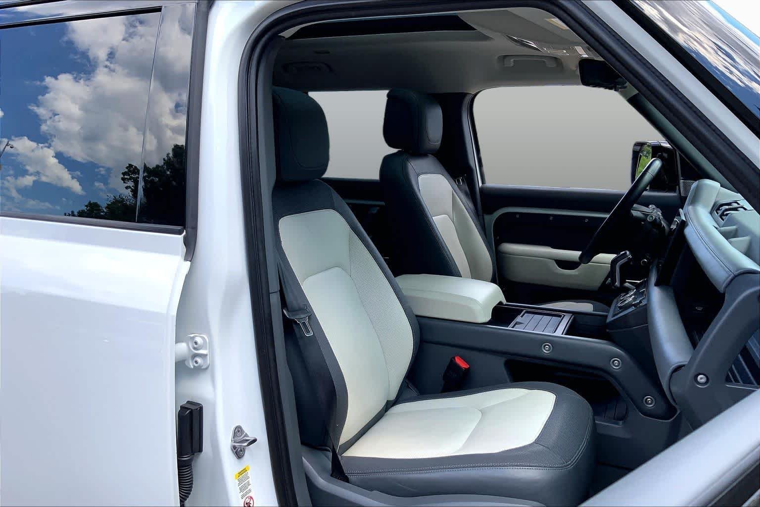 Used 2024 Fuji White Land Rover X-Dynamic SE image 8