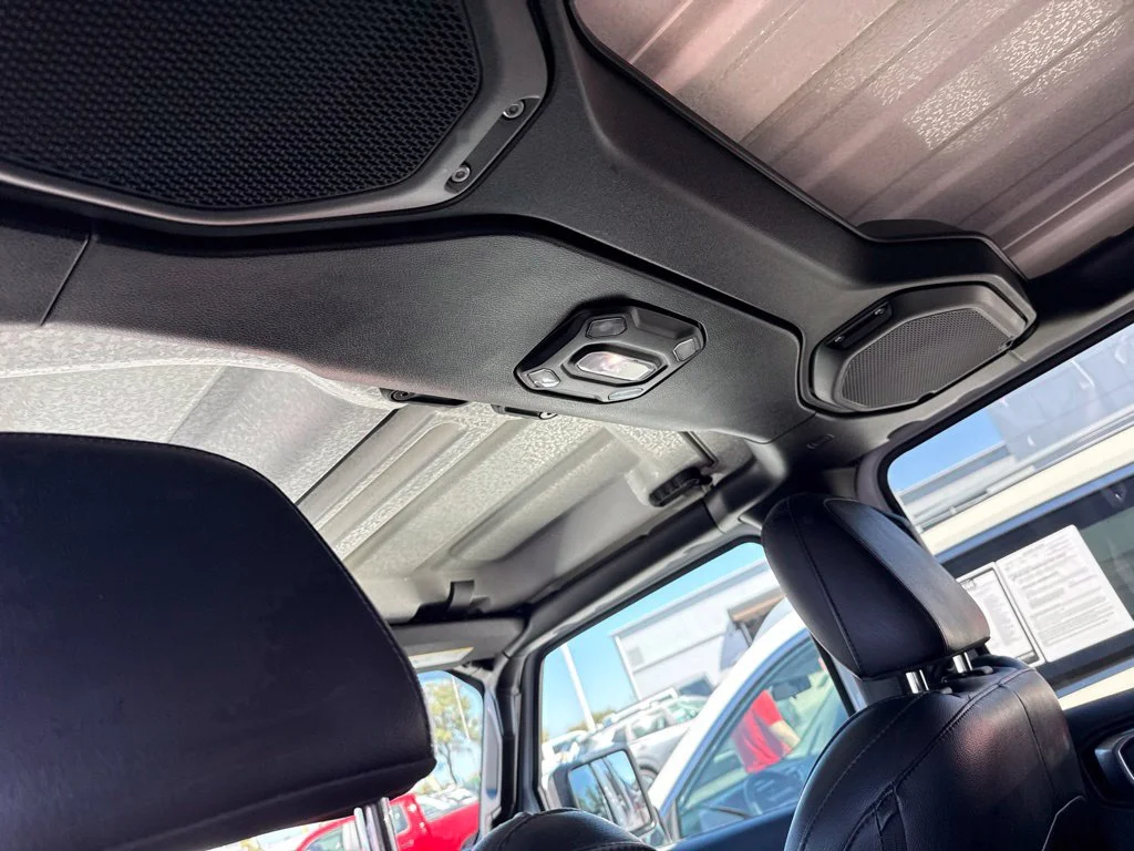 Used 2018 White Jeep Unlimited Sahara image 11