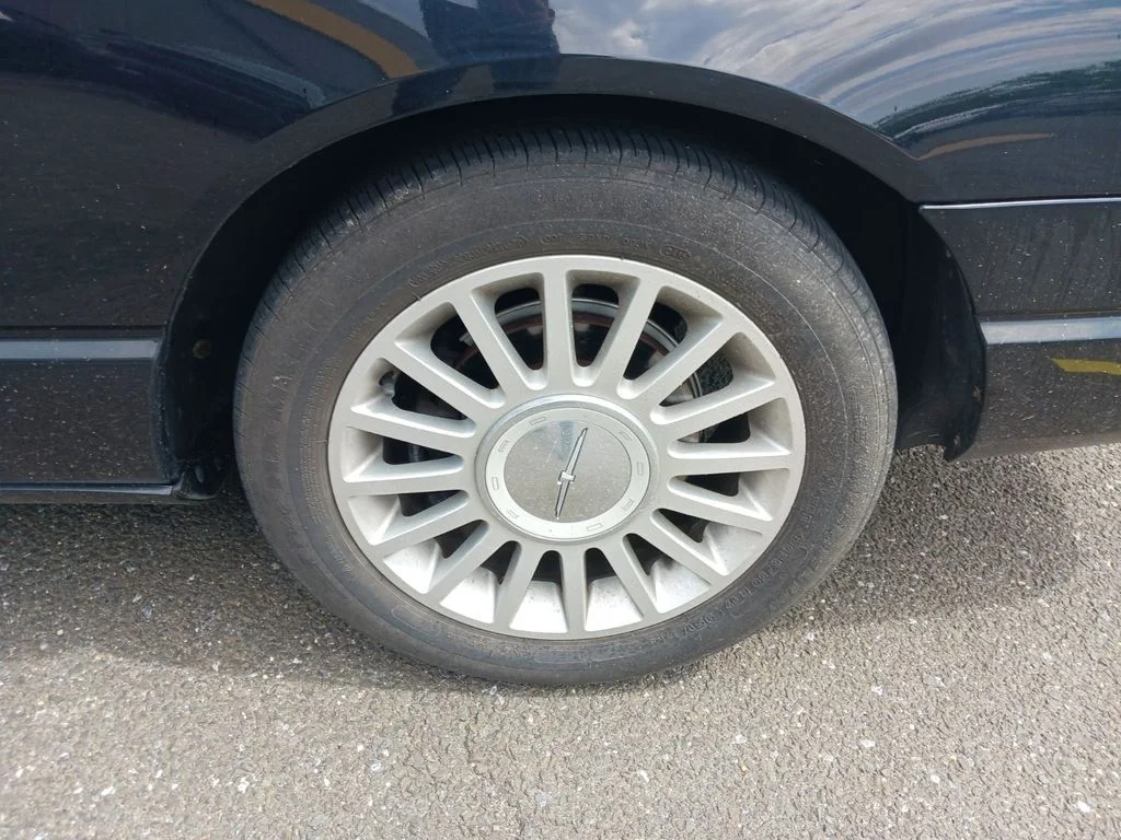 Used 2005  Ford Base image 14