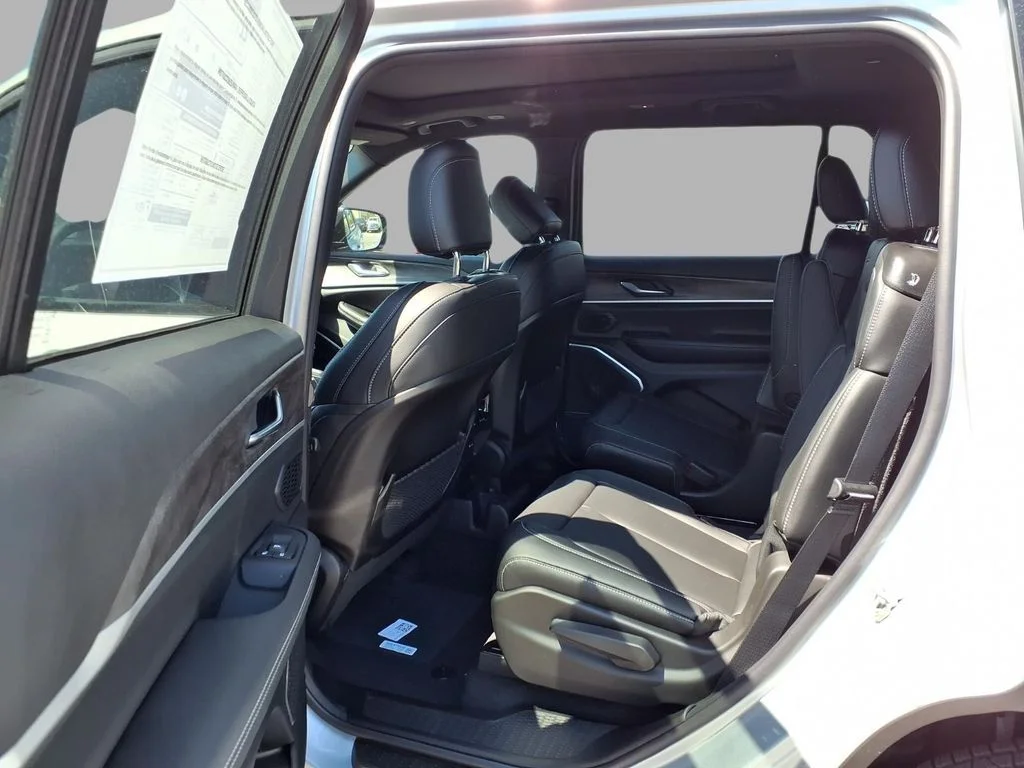 New 2026 Silver Zynith Exterior Paint Jeep Limited image 25
