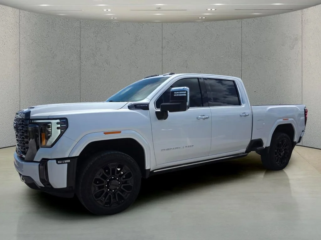 Used 2024 White Frost Tricoat GMC Denali Ultimate image 7