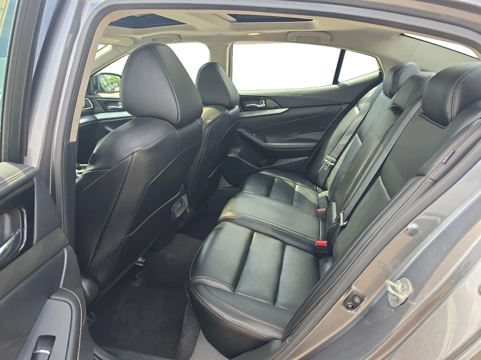 Used 2023 GRAY NISSAN SL SEDAN image 21