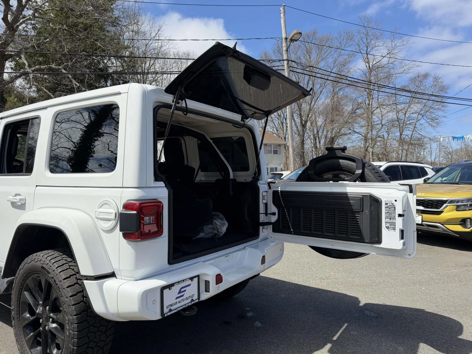 Used 2022 White Jeep Unlimited Sahara High Altitude image 17