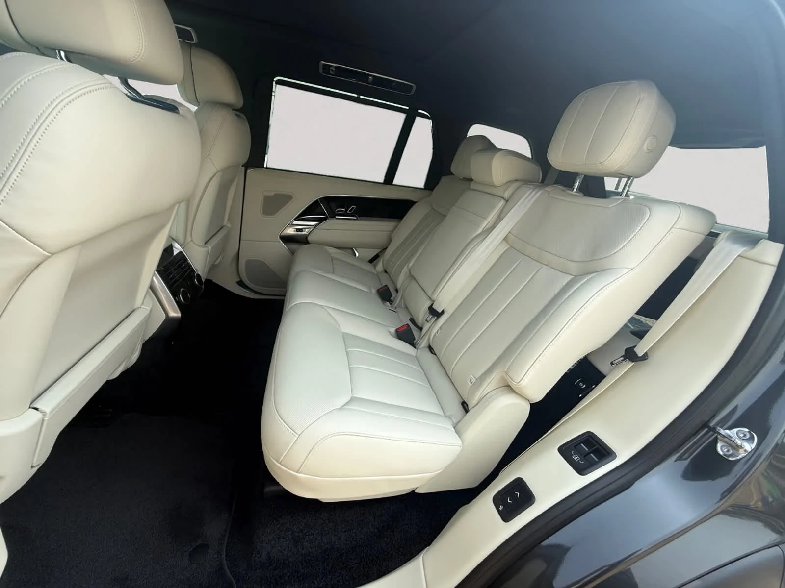 New 2026 Carpathian Grey Land Rover P530 LWB 7 Seat image 13