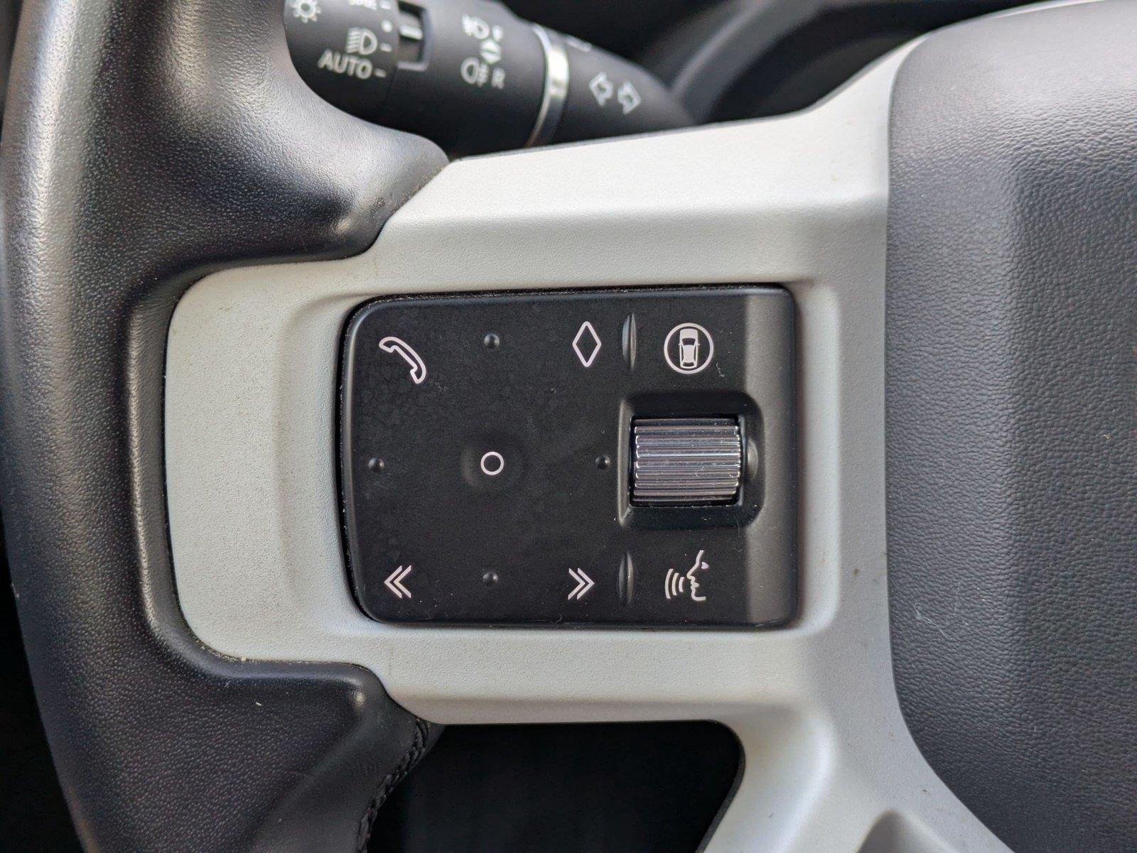 Used 2025 Fuji White Land Rover X-Dynamic SE image 17