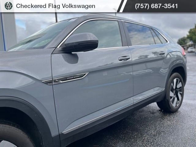 Used 2025 Pure Gray Volkswagen 2.0T SEL image 3