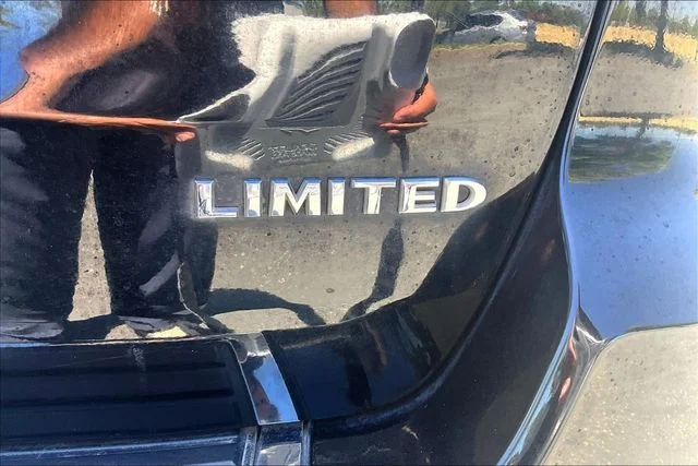 Used 2019 Diamond Black Jeep Limited image 8