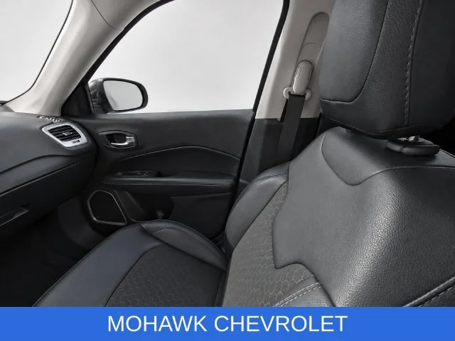 Used 2021  Jeep Latitude image 17