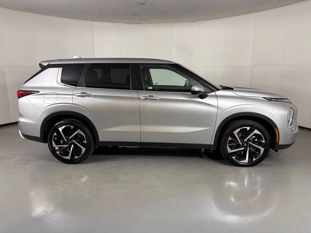 Used 2024 Silver Mitsubishi  image 9