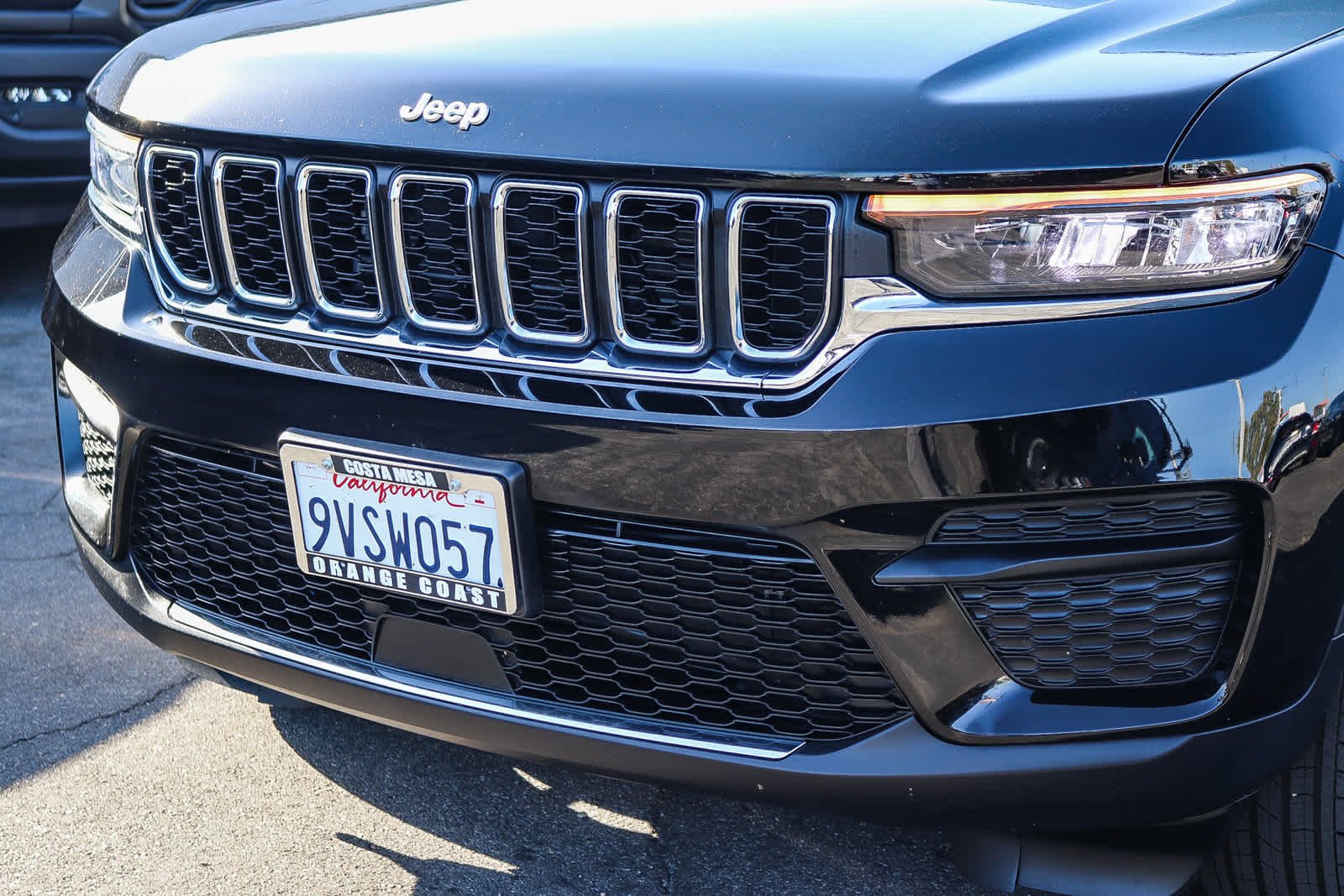 Used 2025 Diamond Black Crystal Pearlcoat Jeep Laredo X image 8