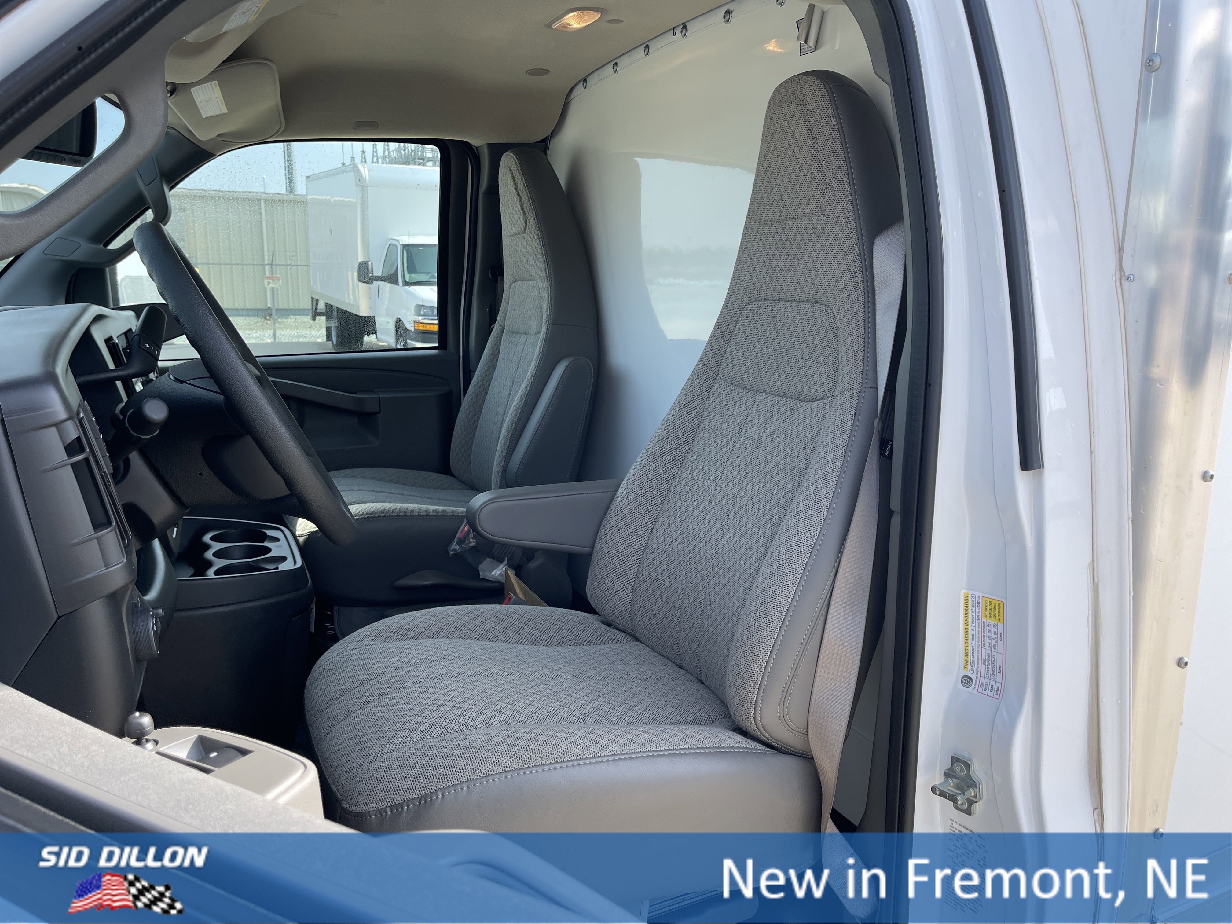 New 2025 Summit White GMC Work Van image 5