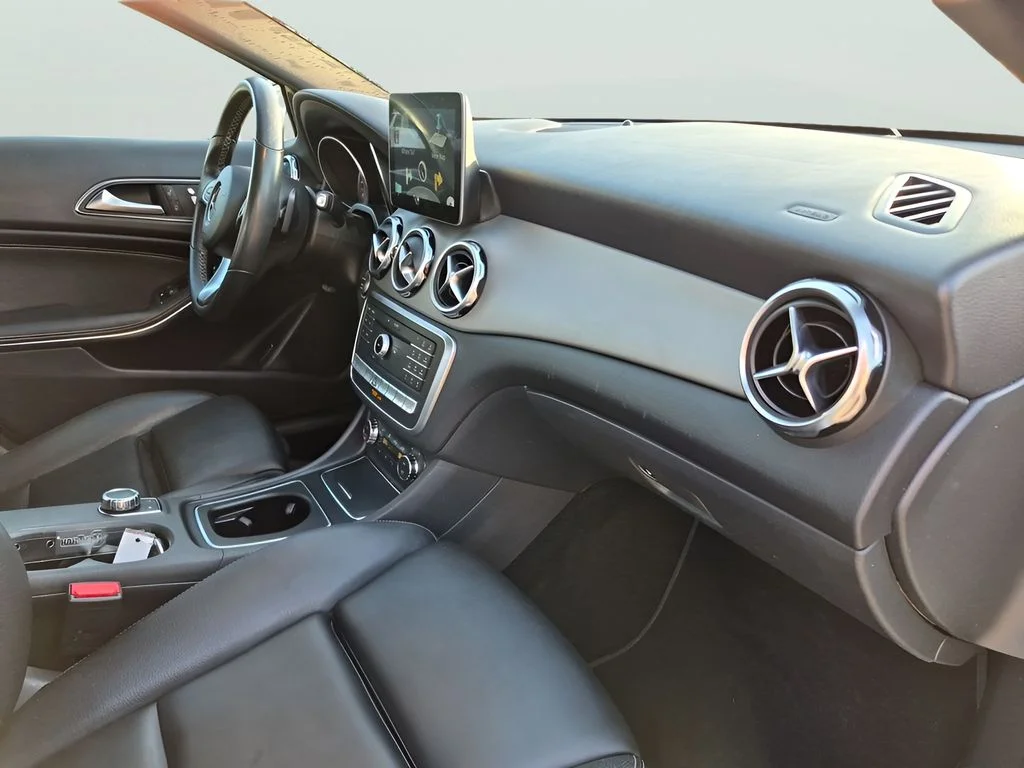 Used 2018 Black Mercedes-Benz GLA 250 image 35
