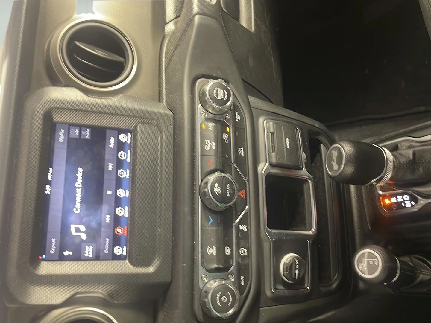 Used 2022 Silver Zynith Clearcoat Jeep Unlimited Sport image 19