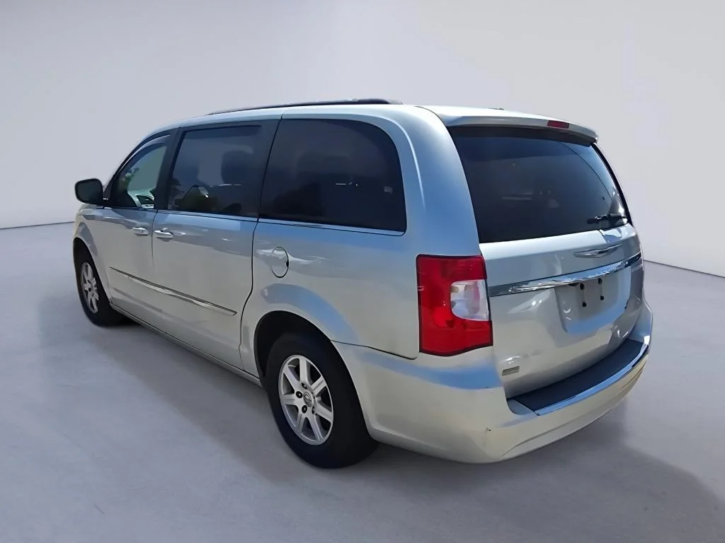 Used 2011 Bright Silver Metallic Clearcoat Chrysler Touring image 3