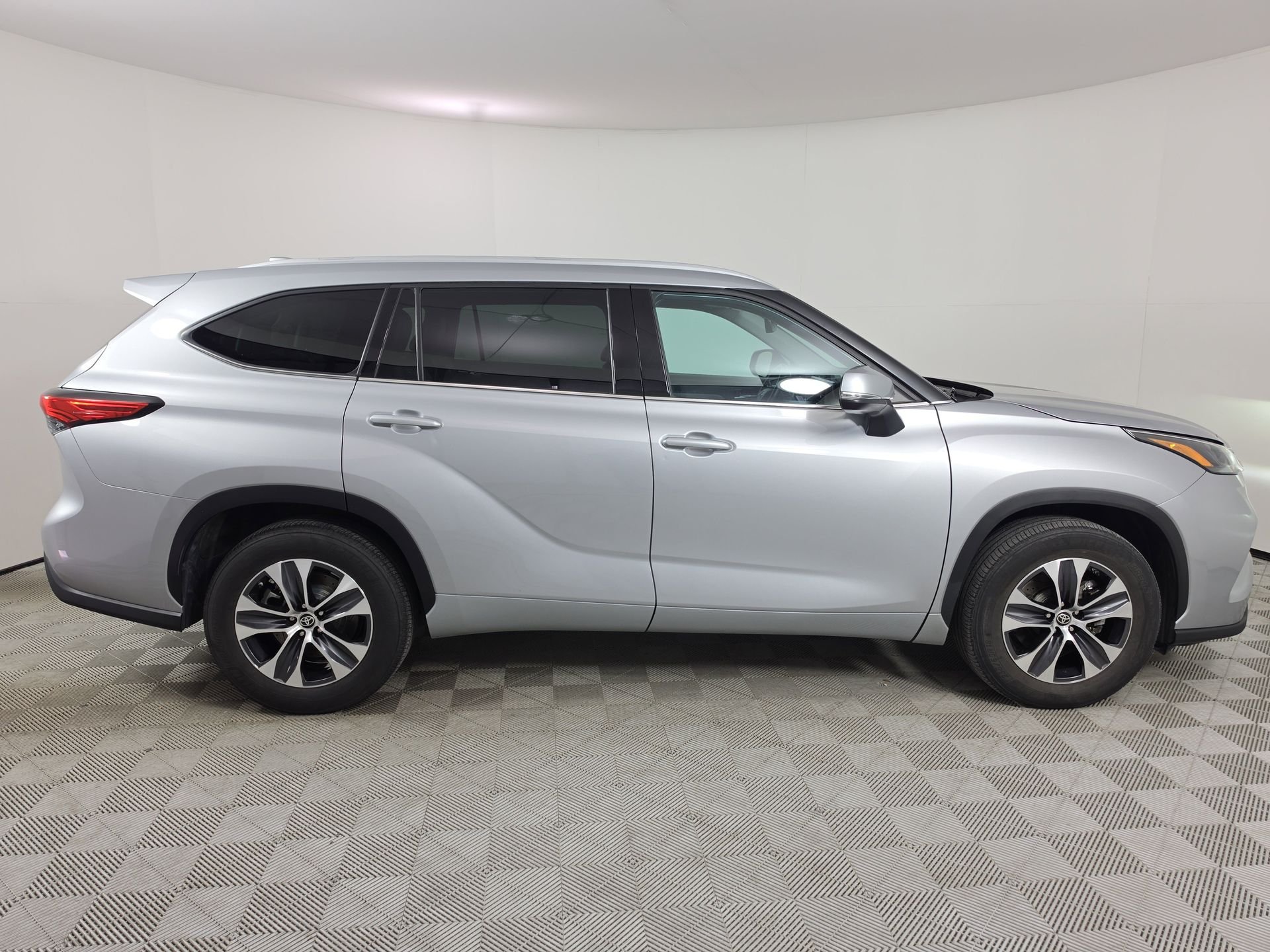 Used 2022 Silver Toyota XLE image 8