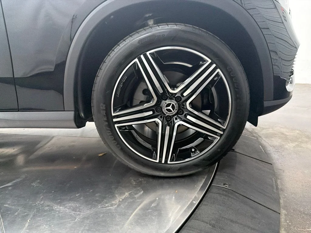 New 2027 Black Mercedes-Benz GLC 300 image 9