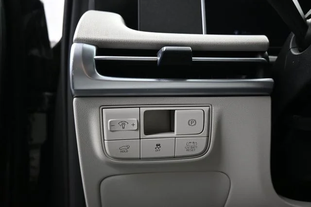 Used 2025 Gray Hyundai SEL Convenience image 16