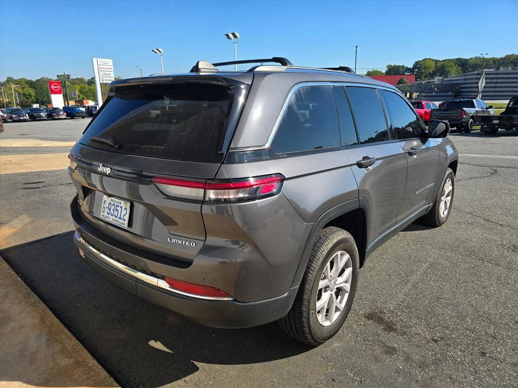 Used 2022 Gray Jeep Limited image 12