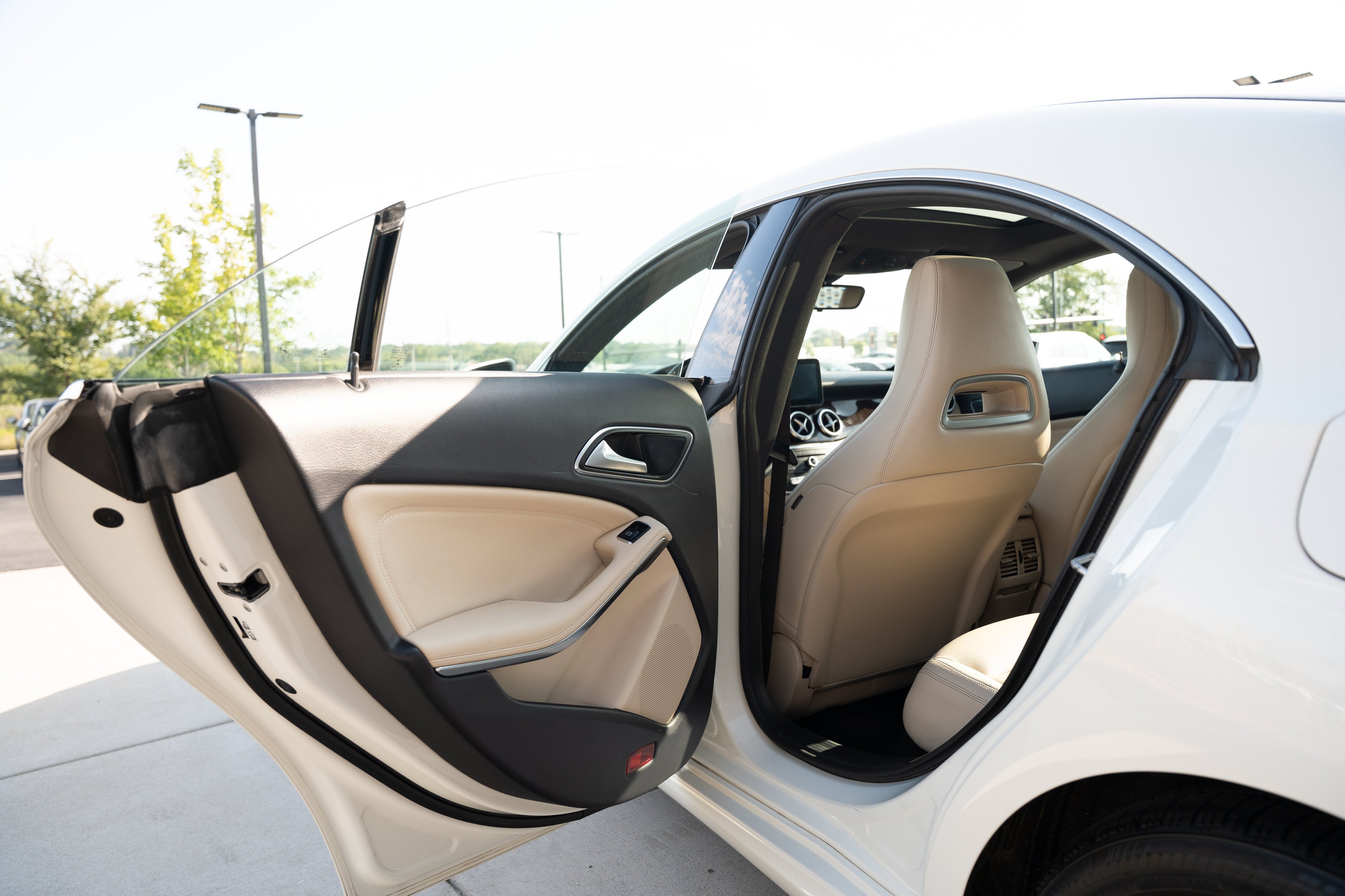 Used 2017 Cirrus White Mercedes-Benz CLA 250 image 21