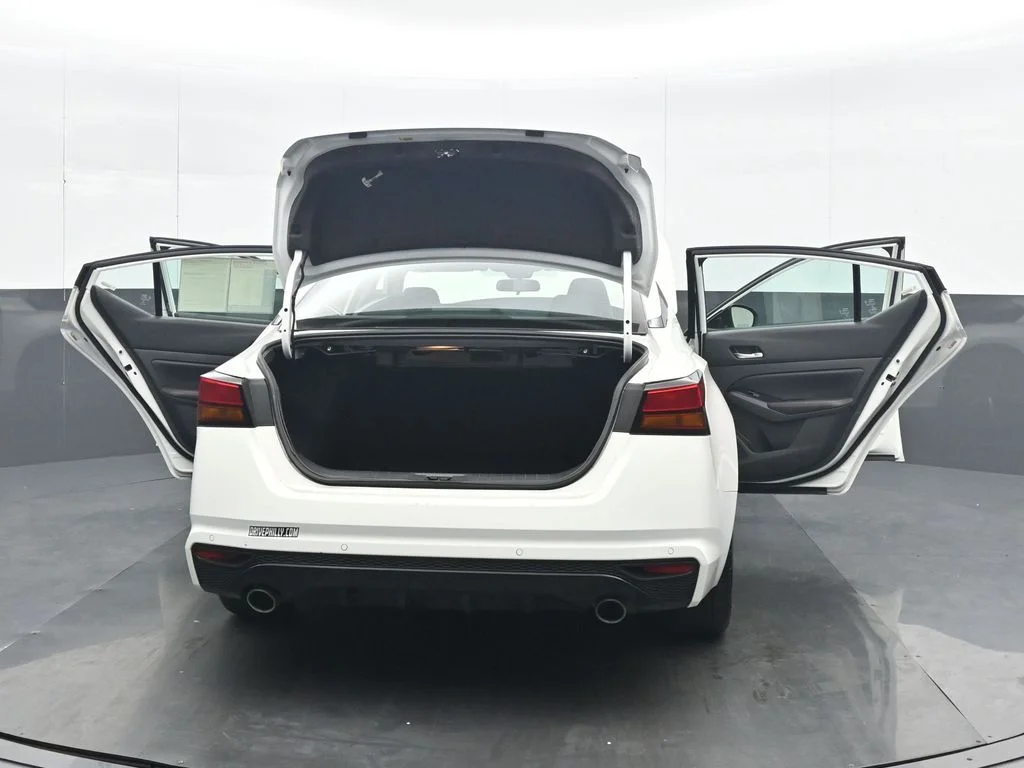 Used 2025 White Nissan 2.5 SR image 36