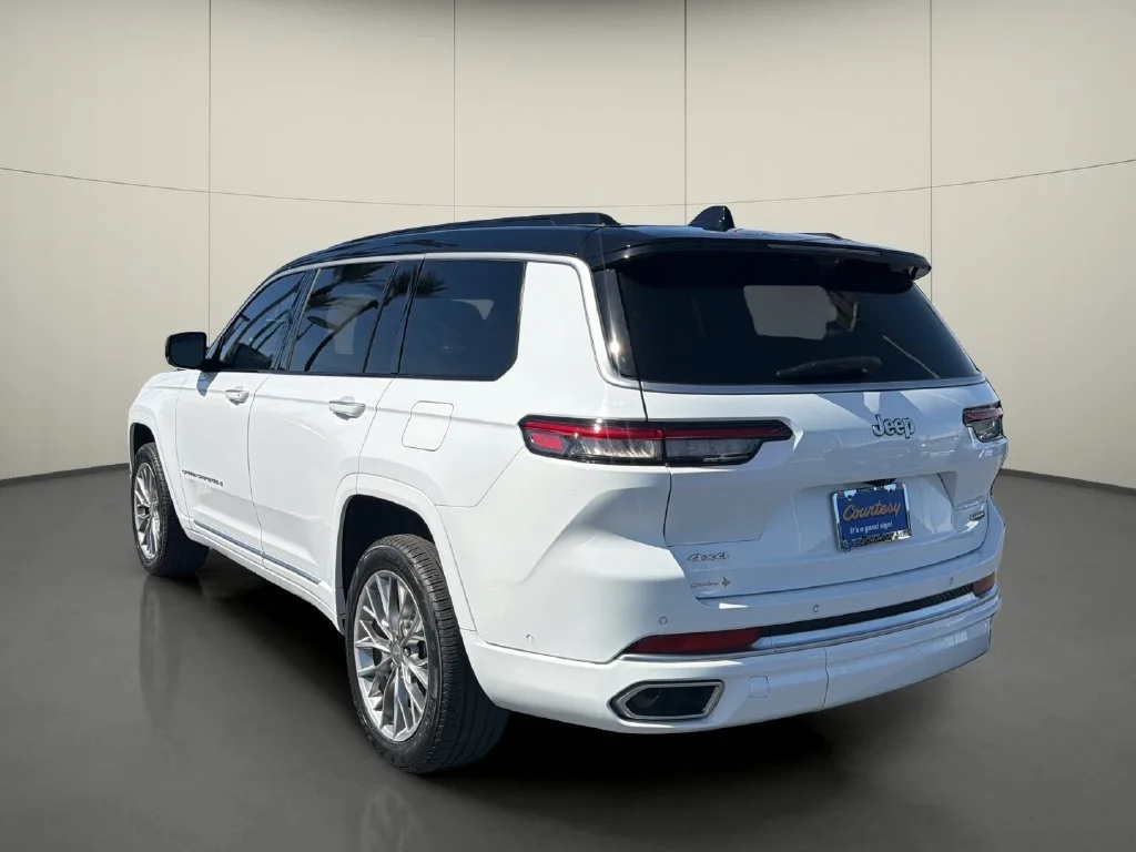 Used 2025  Jeep Summit image 5