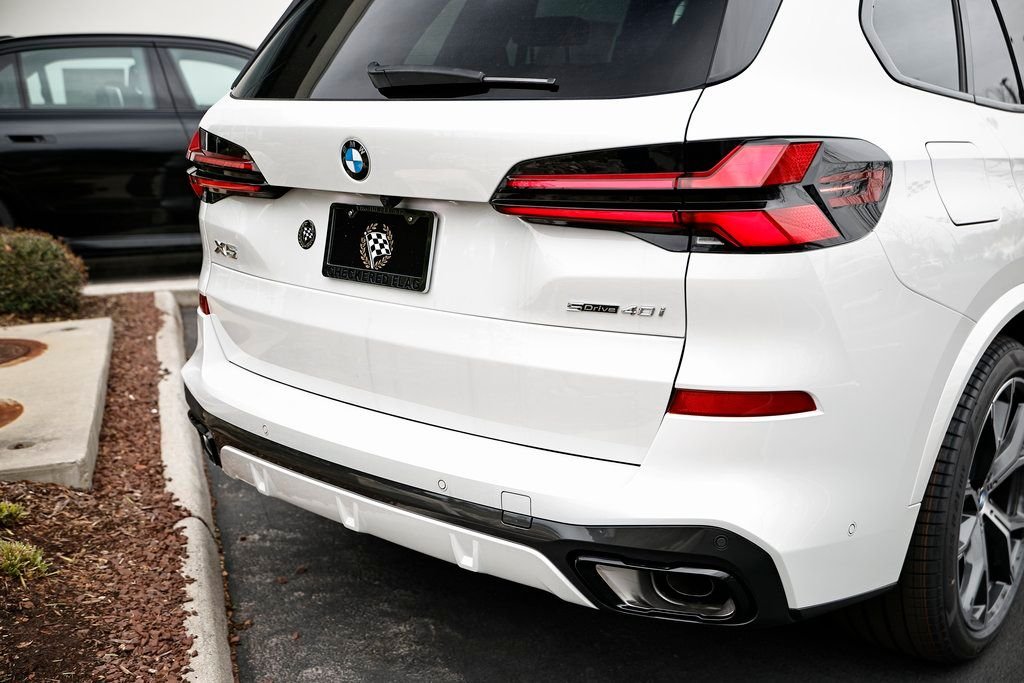 New 2026 Mineral White Metallic BMW sDrive40i image 9