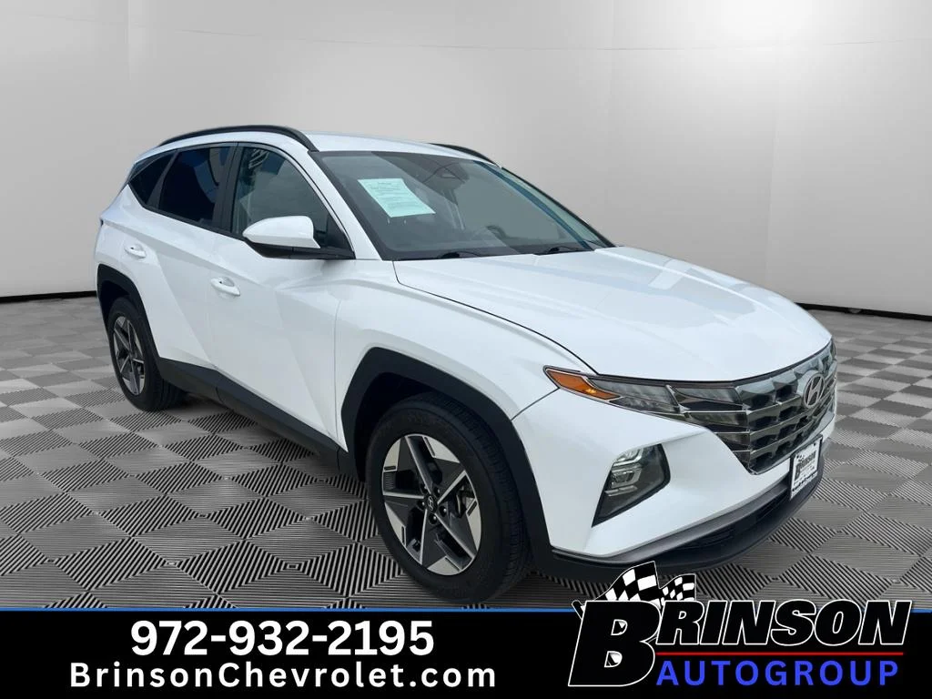 Used 2025 White Hyundai SEL image 1