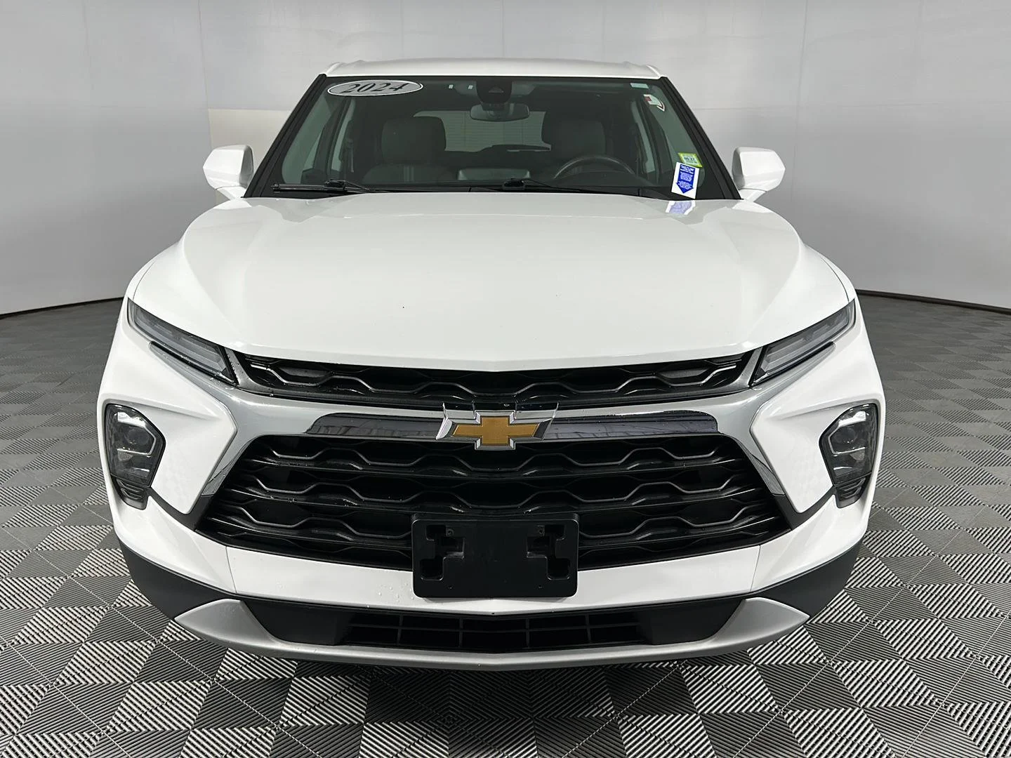 Used 2024 Summit White Chevrolet LT image 4