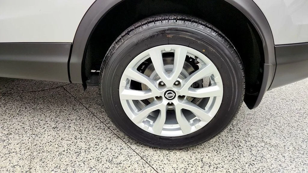 Used 2020 Brilliant Silver Metallic Nissan FWD SV image 9