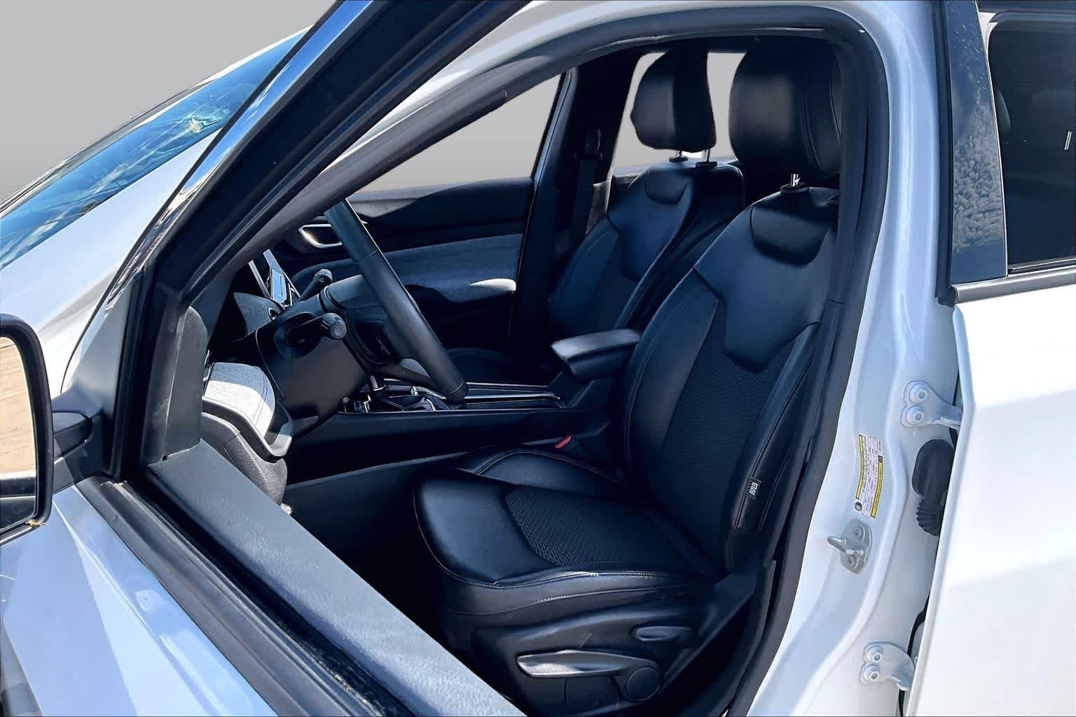 Used 2024 Bright White Clearcoat Jeep Latitude image 8