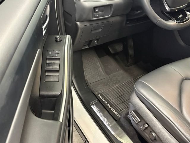 Used 2020 White Toyota XLE image 15