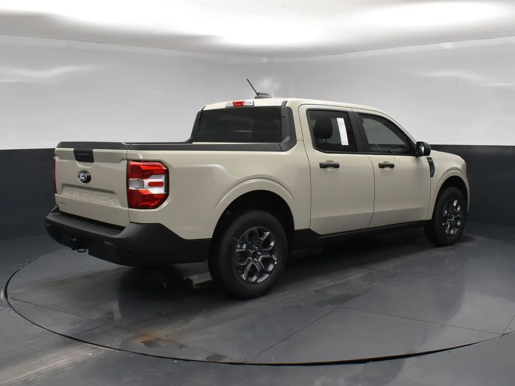 New 2025 Beige Ford XLT image 2