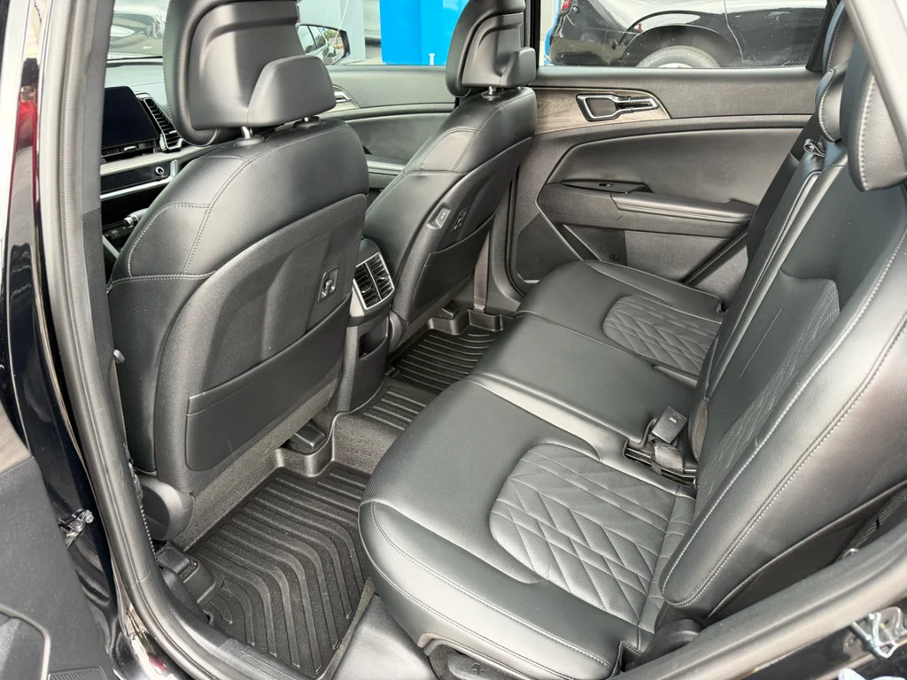 Used 2023 Black Kia X-Pro Prestige image 4
