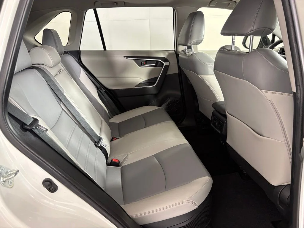Used 2021 White Toyota XLE Premium image 41